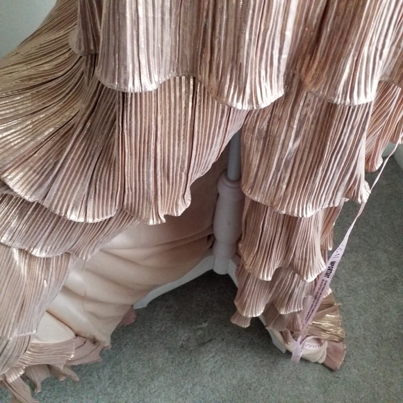 NWT Ieena Mac Duggal Metallic One Shoulder Ruffle Tiered Gown Sz 10 Black/Gold - Picture 13 of 15